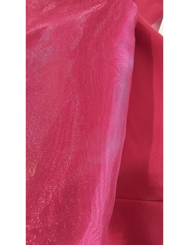 Vestido confeccionado en crepe con manga corta abullonada en organza.