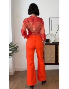 Top estampado en georgette con detalle de nudo. Cierre con botón en el cuello delantero. 2