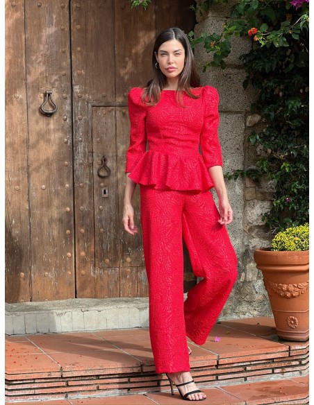 Conjunto en jacquard compuesto por top con detalle de manga corta abullonada y corte peplum.