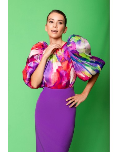 Vestido combinado con tafeta estampada. Mangas bombachas con fruncido en el hombro.