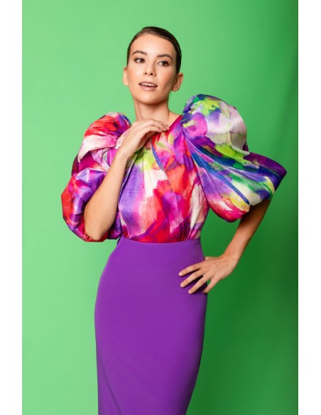 Vestido combinado con tafeta estampada. Mangas bombachas con fruncido en el hombro.