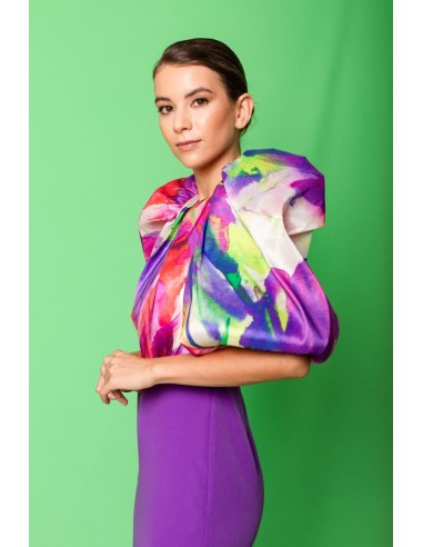 Vestido combinado con tafeta estampada. Mangas bombachas con fruncido en el hombro.
