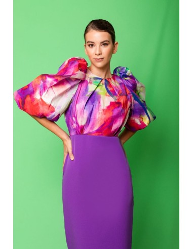 Vestido combinado con tafeta estampada. Mangas bombachas con fruncido en el hombro.