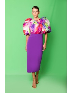 Vestido combinado con tafeta estampada. Mangas bombachas con fruncido en el hombro.