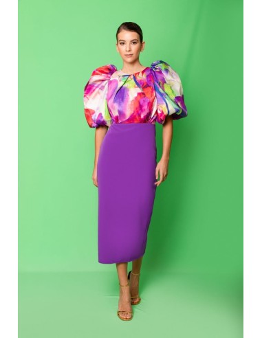 Vestido combinado con tafeta estampada. Mangas bombachas con fruncido en el hombro.