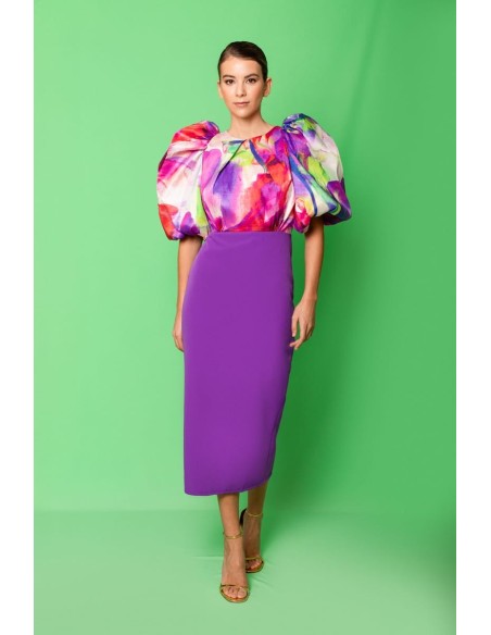 Vestido combinado con tafeta estampada. Mangas bombachas con fruncido en el hombro.