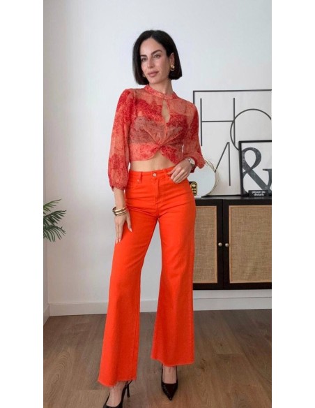 Top estampado en georgette con detalle de nudo. Cierre con botón en el cuello delantero.