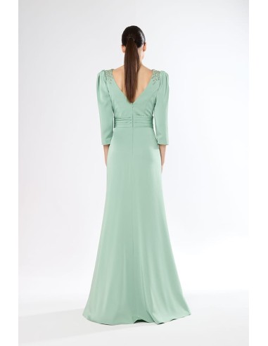 Espectacular vestido de madrina largo confeccionado en crepé y satén