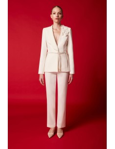 Conjunto Carla Ruiz compuesto por chaqueta de solapa con detalle flor en broche desmontable 2