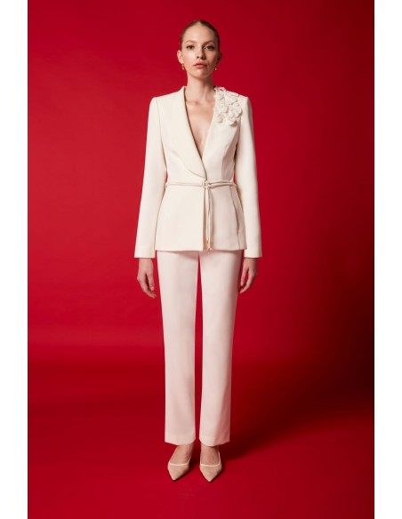Conjunto Carla Ruiz compuesto por chaqueta de solapa con detalle flor en broche desmontable