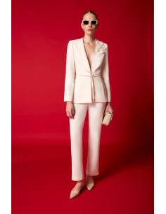 Conjunto Carla Ruiz compuesto por chaqueta de solapa con detalle flor en broche desmontable