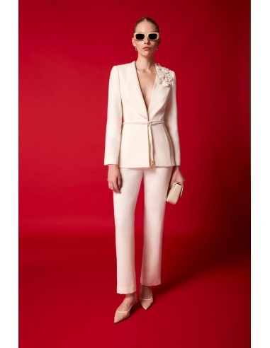 Conjunto Carla Ruiz compuesto por chaqueta de solapa con detalle flor en broche desmontable