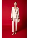 Conjunto Carla Ruiz compuesto por chaqueta de solapa con detalle flor en broche desmontable