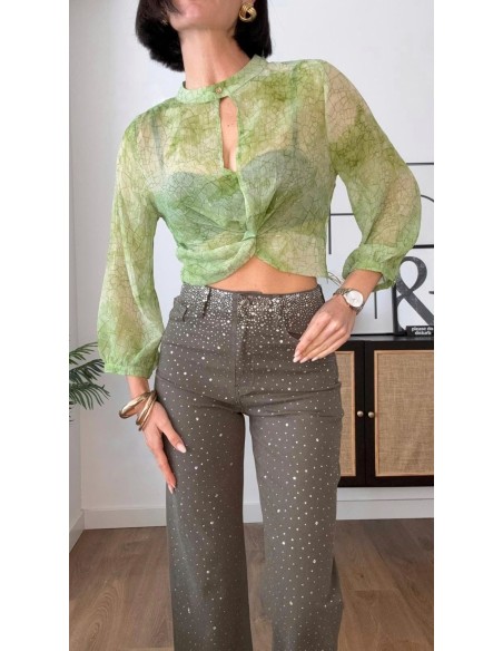Top estampado en georgette con detalle de nudo. Cierre con botón en el cuello delantero.
