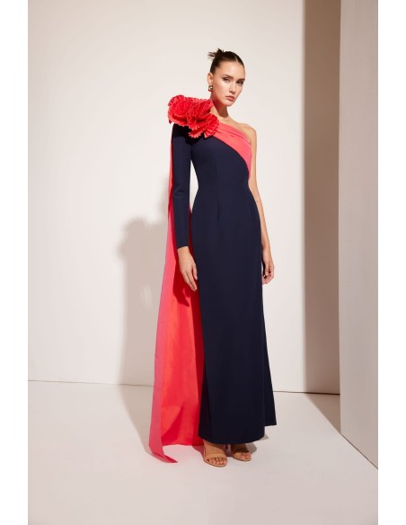 Vestido largo combinado CARLA RUIZ confeccionado en crepe.