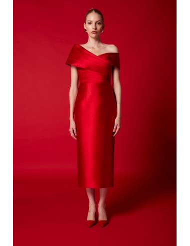 Vestido Carla Ruiz midi confeccionado en tejido satinado con escote bardot y cintura tableados.