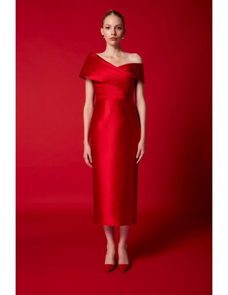 Vestido Carla Ruiz midi confeccionado en tejido satinado con escote bardot y cintura tableados.