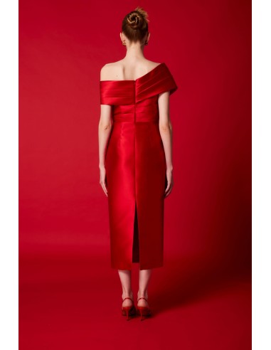 Vestido Carla Ruiz midi confeccionado en tejido satinado con escote bardot y cintura tableados.