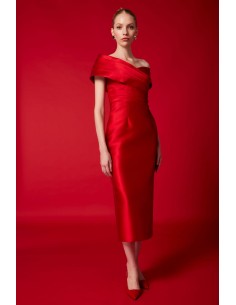 Vestido Carla Ruiz midi confeccionado en tejido satinado con escote bardot y cintura tableados.