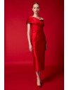 Vestido Carla Ruiz midi confeccionado en tejido satinado con escote bardot y cintura tableados.