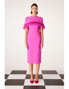 Vestido Carla Ruiz de largo midi y corte recto confeccionado en crepe fucsia. 2
