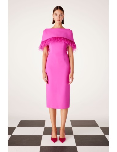 Vestido Carla Ruiz de largo midi y corte recto confeccionado en crepe fucsia.