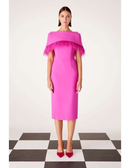 Vestido Carla Ruiz de largo midi y corte recto confeccionado en crepe fucsia.