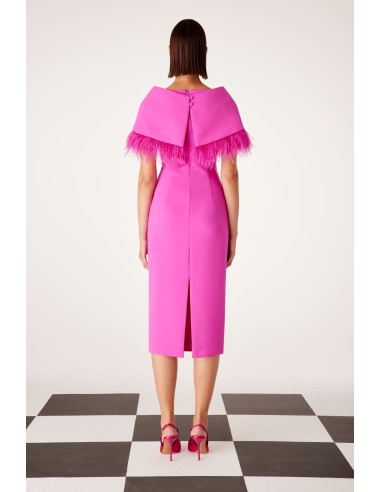 Vestido Carla Ruiz de largo midi y corte recto confeccionado en crepe fucsia.