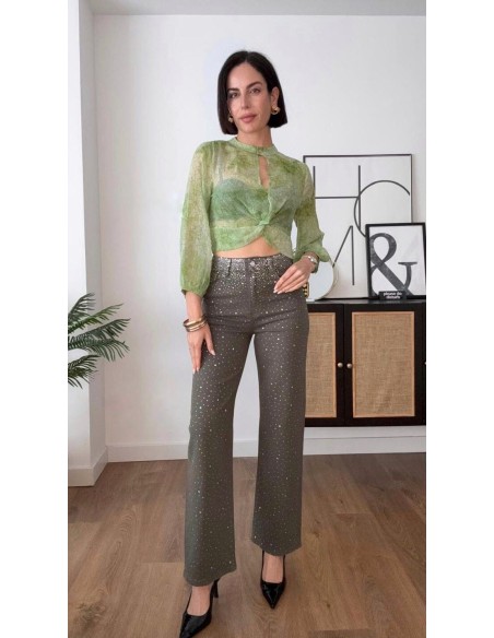 Top estampado en georgette con detalle de nudo. Cierre con botón en el cuello delantero.