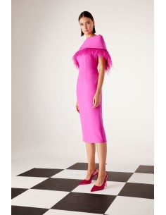 Vestido Carla Ruiz de largo midi y corte recto confeccionado en crepe fucsia.