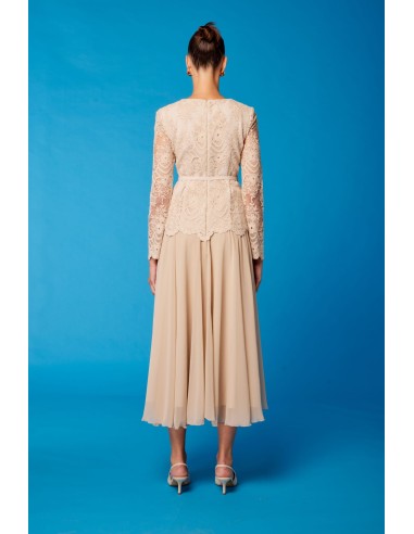 Carla Ruiz mod.51578 Elegante vestido confeccionado en un delicado tul bordado y georgette.