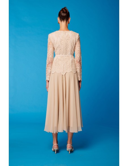 Carla Ruiz mod.51578 Elegante vestido confeccionado en un delicado tul bordado y georgette.