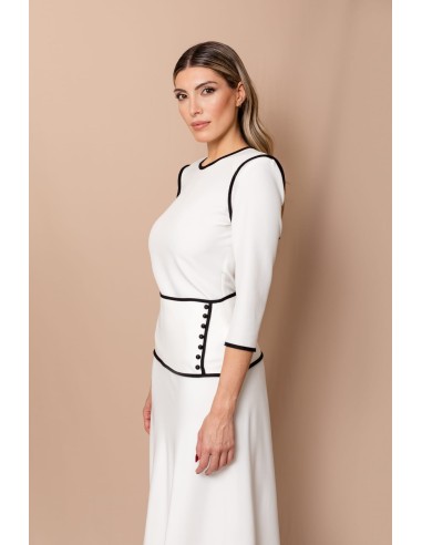 Conjunto compuesto por top con detalle de vivos y lazos en la espalda y falda evasé con detalles de vivos y 7 botones de bola.