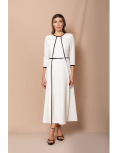 Vestido de corte midi en crepe elástico blanco y negro. Es de corte evasé, tiene cuello a la caja y mangas tres cuartos. 2