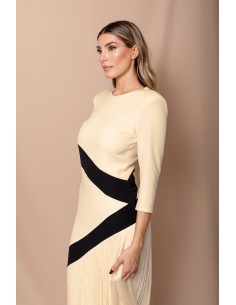 Vestido de corte midi en crepe elástico crema y negro. 2