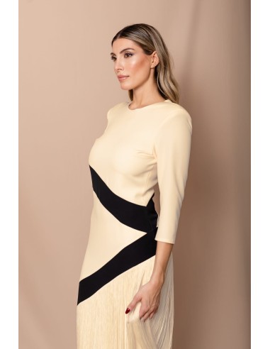 Vestido de corte midi en crepe elástico crema y negro.