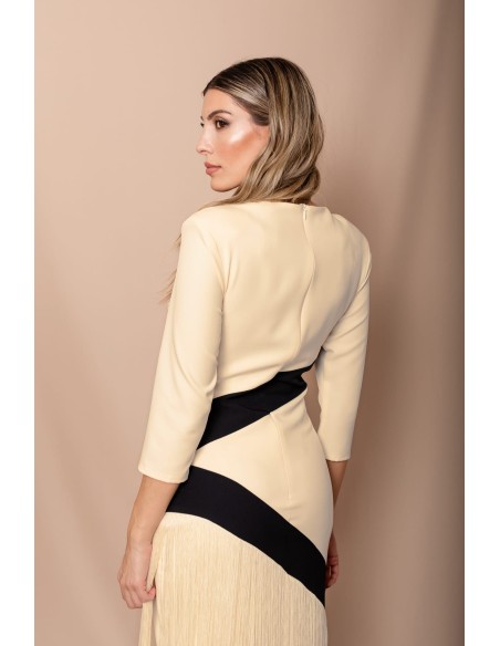 Vestido de corte midi en crepe elástico crema y negro.