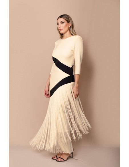 Vestido de corte midi en crepe elástico crema y negro.