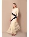 Vestido de corte midi en crepe elástico crema y negro.