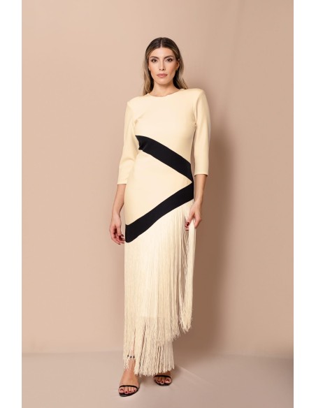 Vestido de corte midi en crepe elástico crema y negro.