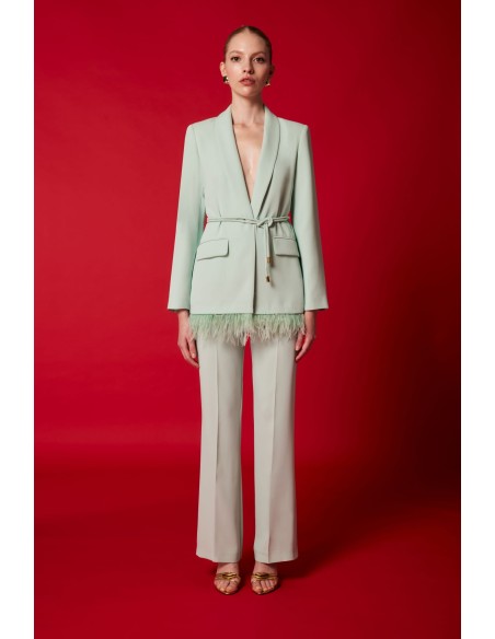 Prepárate para ser el centro de atención con este traje de pantalón en color menta de CARLA RUIZ