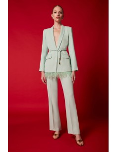 Prepárate para ser el centro de atención con este traje de pantalón en color menta de CARLA RUIZ