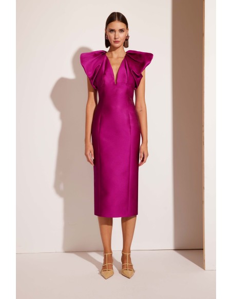 Sensacional vestido midi de fiesta confeccionado en tafetán.
