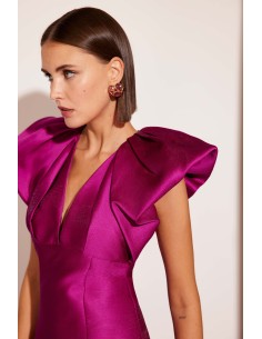 Sensacional vestido midi de fiesta confeccionado en tafetán.