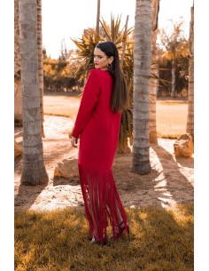 Vestido básico con flecos largo en el bajo y maxi hombrera. Cierre mediante cremallera invisible trasera. 2