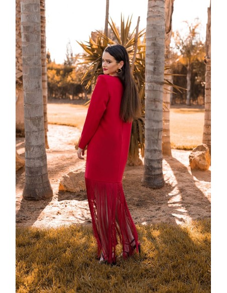 Vestido básico con flecos largo en el bajo y maxi hombrera. Cierre mediante cremallera invisible trasera.