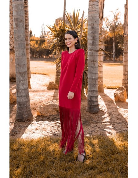 Vestido básico con flecos largo en el bajo y maxi hombrera. Cierre mediante cremallera invisible trasera.