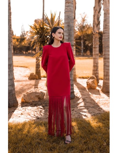 Vestido básico con flecos largo en el bajo y maxi hombrera. Cierre mediante cremallera invisible trasera.