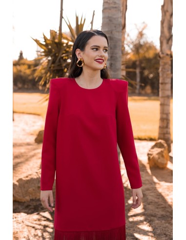 Vestido básico con flecos largo en el bajo y maxi hombrera. Cierre mediante cremallera invisible trasera.