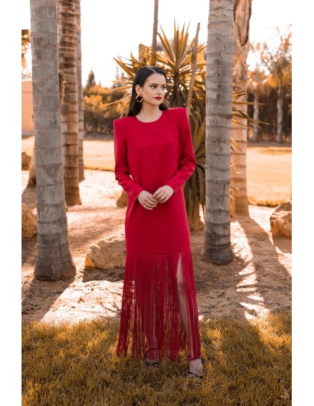 Vestido básico con flecos largo en el bajo y maxi hombrera. Cierre mediante cremallera invisible trasera.